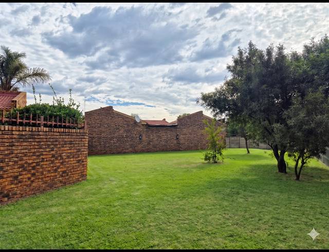 3 BEDROOM TOWNHOUSE FOR SALE IN VANDERBIJLPARK CE 2
